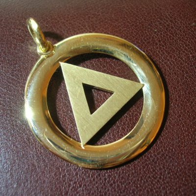 Triangle and circle pendant in 18 karat yellow gold. By Marcus Ó Broin Jewellery, Kelowna, BC.